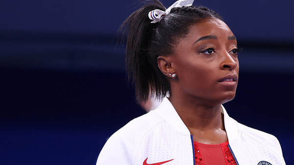 La gimnasta estadounidense Simone Biles abandona los Juegos Olímpicos después de su primer salto