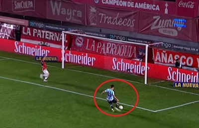 ¿El blooper del año?: Sin obstáculos, envió el balón a cualquier parte