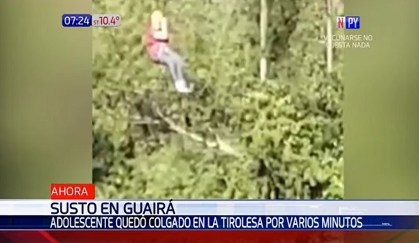 Adolescente permanece colgado en tirolesa, tras caída de trabajador