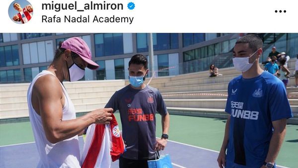 Almirón le regaló una camiseta de la Albirroja a Rafael Nadal