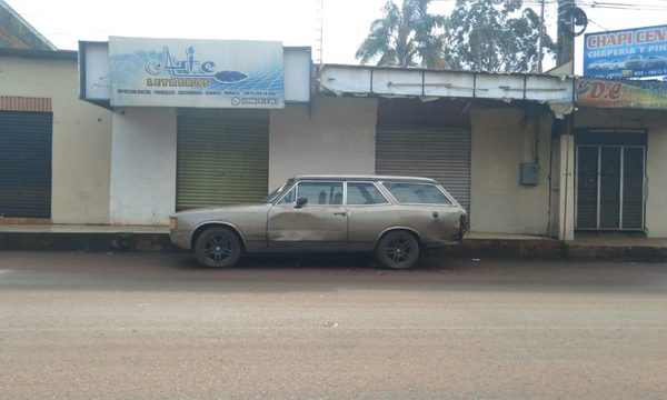 Vetusto auto está estacionado en la calle desde hace años