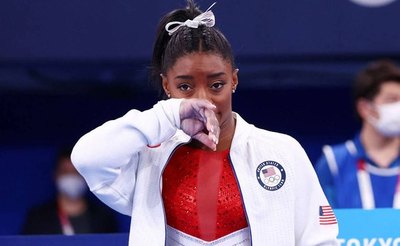 La gimnasta Biles explica su retirada por 'demonios en la cabeza'