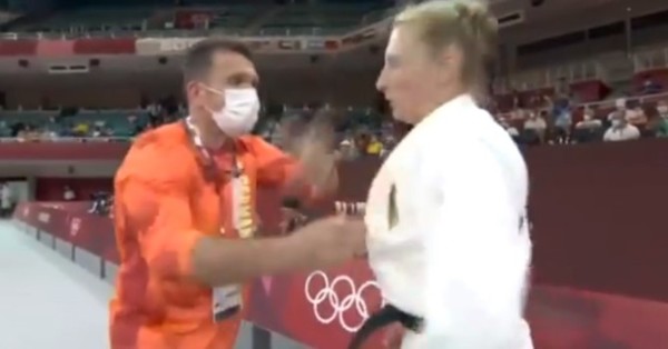 El violento trato de entrenador a judoca alemana en Tokio: la zamarreó y abofeteó para animarla - SNT