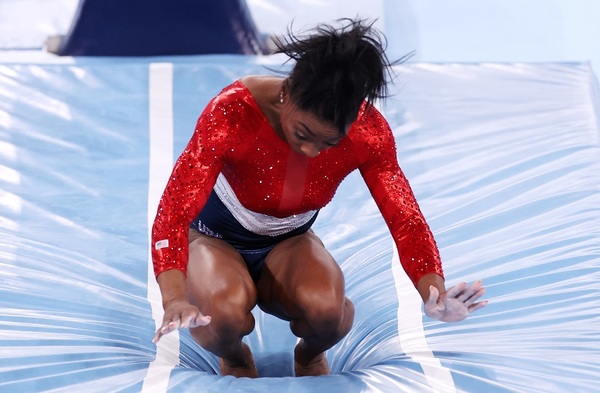 Simone Biles abandona prueba olímpica a causa del estrés