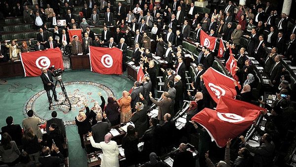 Máxima tensión en Túnez tras suspensión del Parlamento y destitución del primer ministro