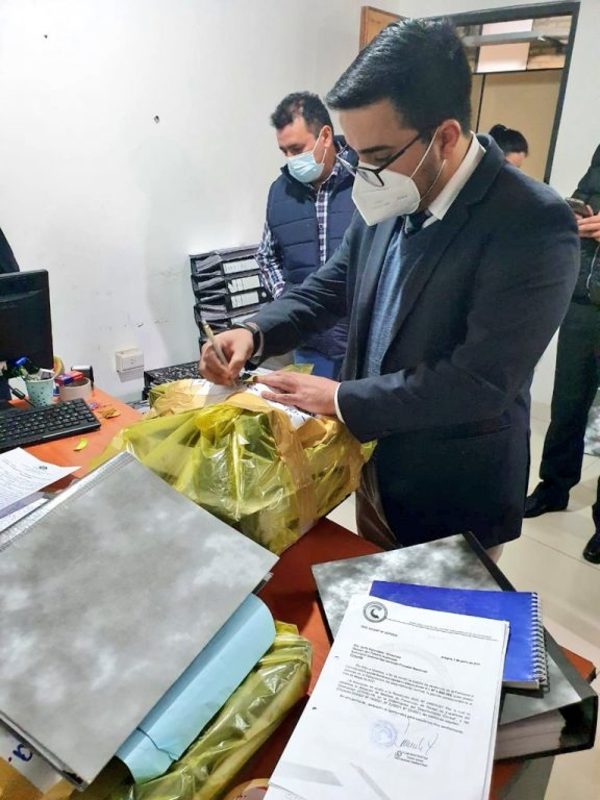 Incautan documentos y pendrives tras allanamiento en la Gobernación Central | Ñanduti
