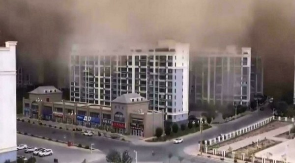 MUNDO | Tormenta de arena 'devora' ciudad china al borde del desierto de Gobi