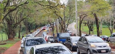 Pocas dosis y multitudinaria concurrencia en los vacunatorios del Alto Paraná - ABC en el Este - ABC Color