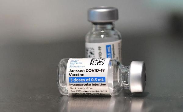 Vacunas Janssen recién llegarían en 2022, estima Borba