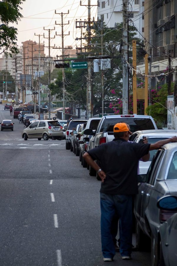 La oposición venezolana dice que las filas por gasolina son "política de Estado" - MarketData