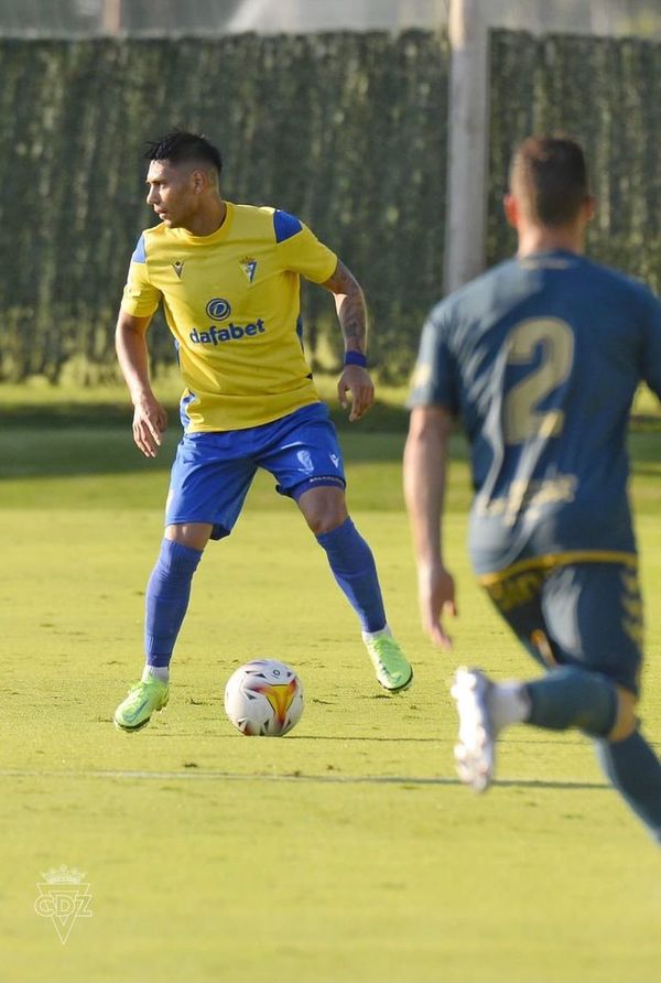 Arzamendia debutó en amistoso del Cádiz  - Fútbol Internacional - ABC Color