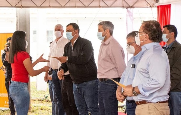 Estudiantes de Caazapá reciben el pago de becas EBY - Noticiero Paraguay