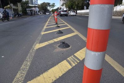 Conductores destruyen encausadores sobre Mariscal López para doblar a la izquierda - Nacionales - ABC Color