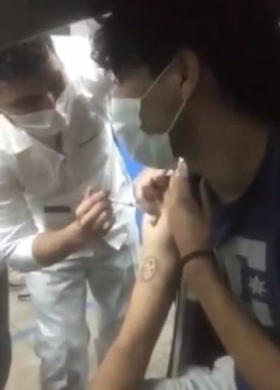 “La tercera, la vencida”: Peculiar vacunación para aplicarse la dosis Pfizer - Nacionales - ABC Color