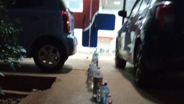 Reservan con botellitas su lugar en puesto de vacunación anticovid