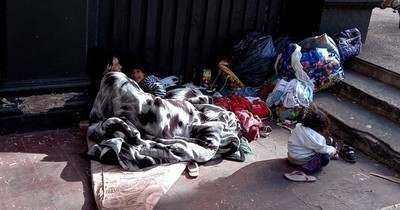 La Nación / Familia indígena vino para gestionar documentos y no puede regresar