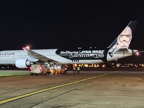 En avión de “Star Wars” arriba otro millón de vacunas Pfizer - Nacionales - ABC Color