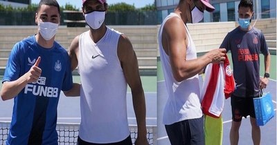 La Nación / Almirón le obsequió una albirroja a Nadal