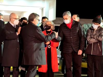 Abdo agradece vacunas pidiendo que se quede el “virus de la solidaridad” y celebrán 30% de vacunados con una dosis - Nacionales - ABC Color