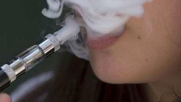 Cigarrillo electrónico triplica riesgo de fumar entre niños