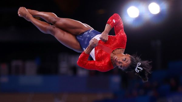 Biles, en problemas