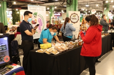 Emprendedores realizan feria por el Día de la Amistad