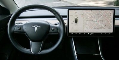 Piloto automático de un Tesla confunde la luna con un semáforo en amarillo