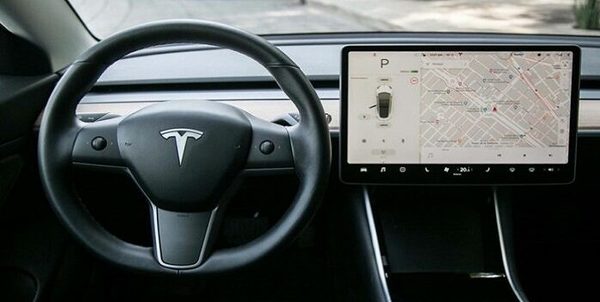 Piloto automático de un Tesla confunde la luna con un semáforo en amarillo