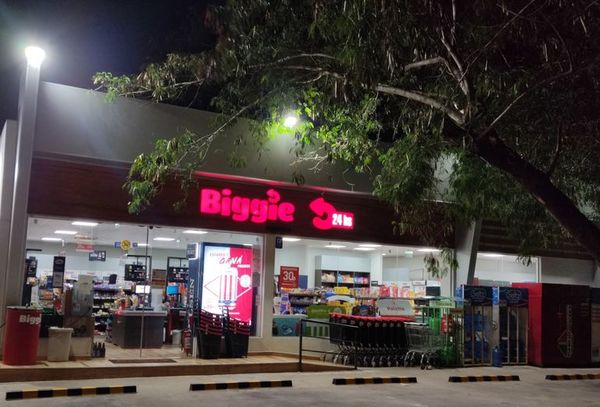 Asaltantes “amables” roban tienda de Biggie y un auto que luego abandonaron - Nacionales - ABC Color