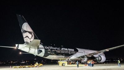Avión de "Star Wars" trae más dosis para dar "la fuerza" contra el Covid