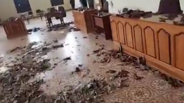 Indignados llenan de basura la Junta Municipal de Concepción