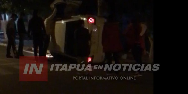 QUISO EVITAR QUE SE VUELQUE LA CENA PERO TERMINÓ VOLCANDO SU AUTO