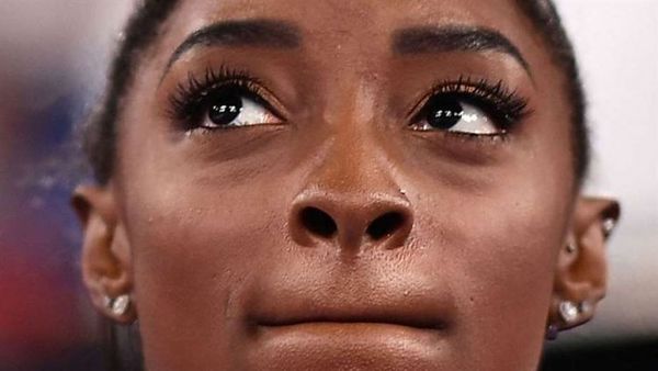 Simone Biles se retira de la primera final individual de gimnasia artística en Tokio