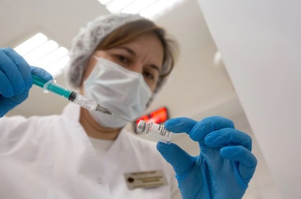Comenzaron ensayos en Rusia para combinar la vacuna Sputnik V con AstraZeneca - ADN Digital