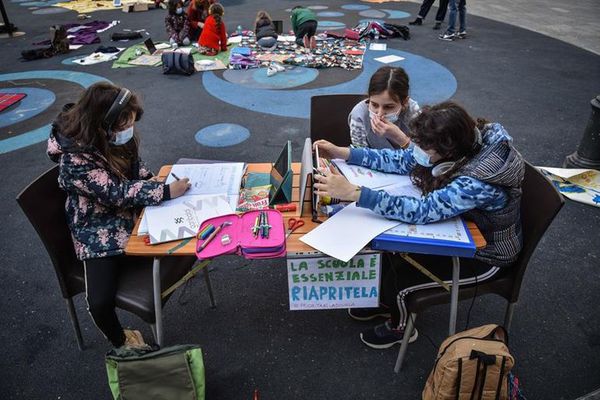 Italia aprueba vacunar con Moderna a los jóvenes de entre 12 y 17 años - Mundo - ABC Color