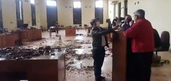 Pobladores indignados llenan de basura la Junta Municipal de Concepción – Prensa 5