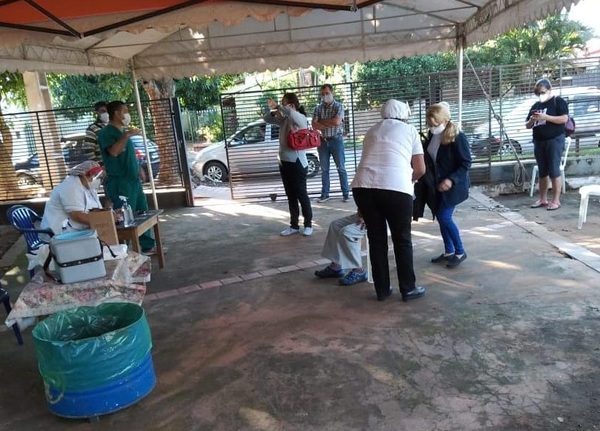 En Luque debieron 'cortar' jornada de vacunación por falta de dosis