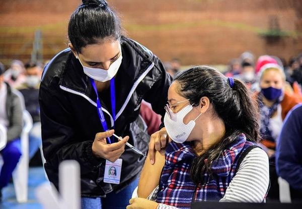 Vacunatorios abrirán hoy hasta las 17:00 o hasta agotar stock – Prensa 5