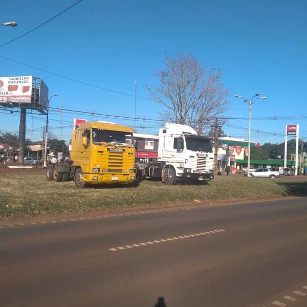 Camioneros realizan paro por incumplimiento de acuerdo