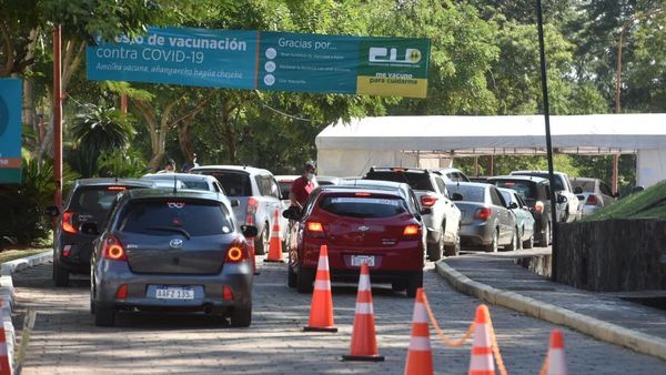Salud hace "una pausa" en varios vacunatorios por falta de vacunas