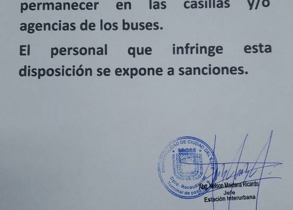 Fiscalizadores municipales son obligados a permanecer en la lluvia y el frío en parada de buses