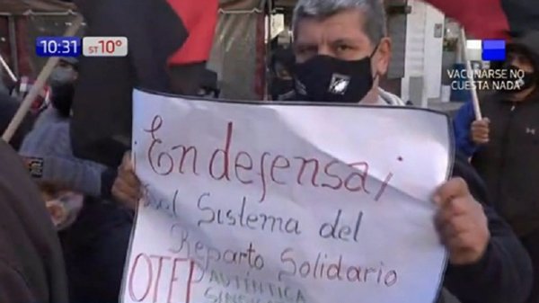 Docentes se manifiestan por la precarización jubilatoria | Noticias Paraguay