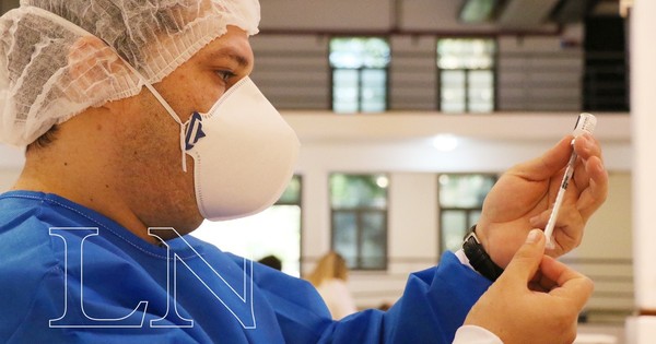 La Nación / Vacunas contra COVID e influenza se pueden recibir el mismo día, aclara Salud