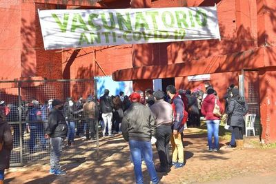 Centenares de personas quedaron sin vacunas en Villarrica - Nacionales - ABC Color