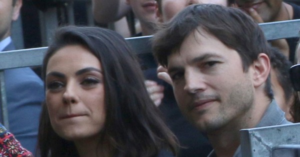 Ashton Kutcher y Mila Kunis admiten que no se bañan muy seguido ni tampoco a sus hijos: Solo si la mugre se les llega a ver - C9N