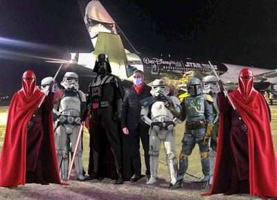 Crónica / Que la Pfizer te acompañe. El rollo laló por la llegada del avión de Star Wars