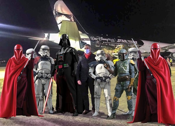 Crónica / Que la Pfizer te acompañe. El rollo laló por la llegada del avión de Star Wars