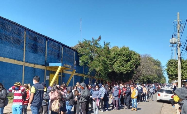 Diario HOY | Masiva concurrencia de personas en el Colegio Elizardo Aquino de Luque