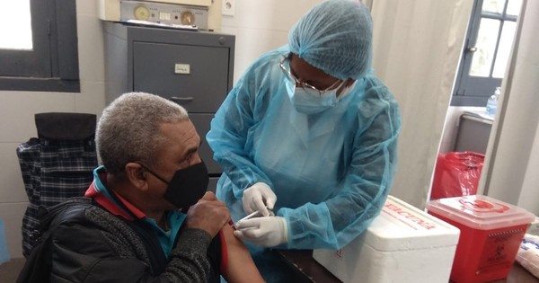 La Nación / Uruguay ofrece tercera dosis de Pfizer a todos los vacunados con Coronavac