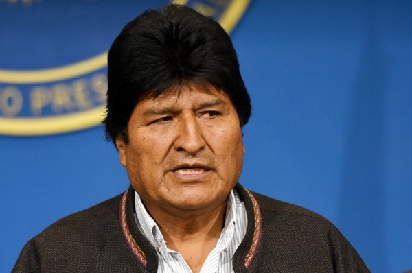 ¿Alcoholizado? Difunden imágenes de Evo Morales en un restaurante de Perú